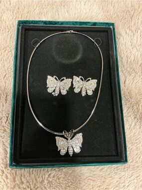 Suzanne somers Silver tone Butterfly Crystal Necklace and Earring Set with box